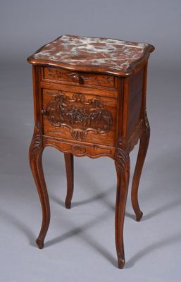 une vieille table en bois avec un plateau en marbre sur fond gris