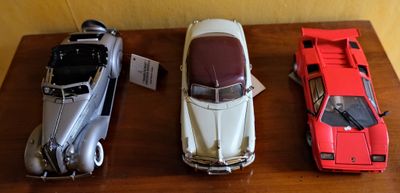trois petites voitures posées les unes à côté des autres sur une table
