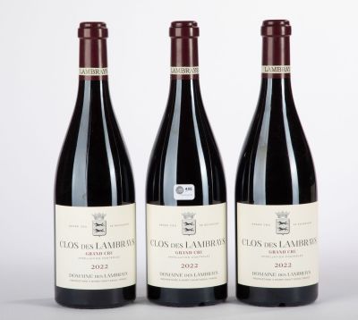 trois bouteilles de vin rouge posées sur une table blanche