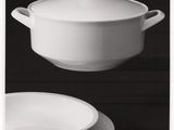 deux bols blancs et une assiette avec un couvercle, sur fond noir