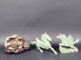 trois figurines en jade représentant des oiseaux et des feuilles sur un fond noir