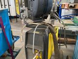 une machine posée sur un chariot dans un entrepôt