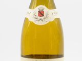 une bouteille de vin posée sur une table