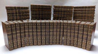 une image représentant une pile de vieux livres empilés les uns sur les autres