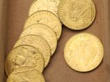 beaucoup de pièces d'or dans une boîte posée sur la table