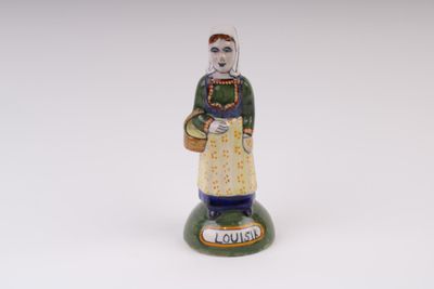 figurine de femme avec un panier de pommes à la main