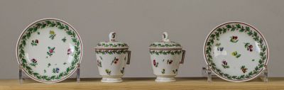 ITALIE. Paire de tasses couvertes et leurs sous-tasses en po…
