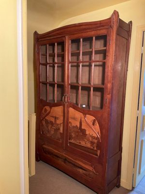 un meuble en bois avec une photo dans une pièce