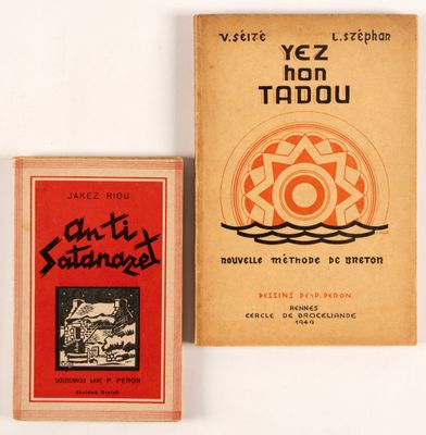 deux livres sont posés l'un à côté de l'autre sur une table