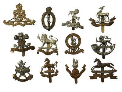 une image représentant un ensemble de badges posés sur une surface blanche
