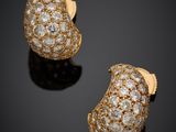une paire de boucles d'oreilles en diamant et en or 18 carats