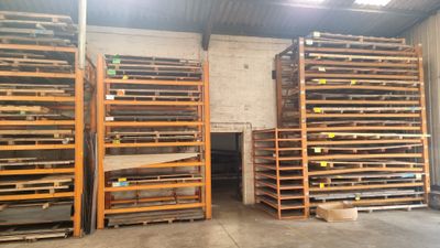 de nombreux rayonnages remplis de bois dans un entrepôt où il y en a beaucoup