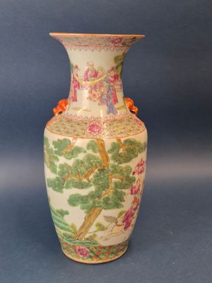 un vase avec un tableau posé sur une table
