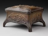 une vieille boîte en bronze ornée d'un motif décoratif sur le couvercle