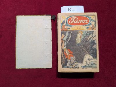 un vieux livre posé sur une table recouverte d'un tissu rouge