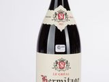 une bouteille de vin posée sur une table