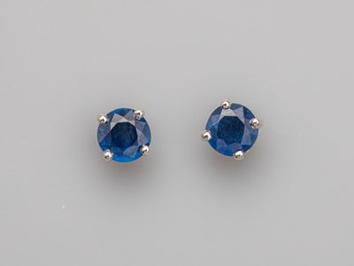 une paire de boucles d'oreilles à clous en saphir