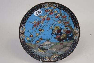 Assiette en bronze cloisonné, à décor d'oiseaux et de végéta…