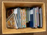 une boîte en carton remplie de livres sur le sol