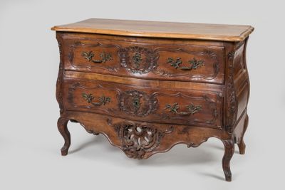 une vieille commode en bois avec des sculptures ornementales sur les tiroirs