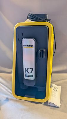 un gros plan d'un téléphone portable dans un étui jaune posé sur un lit