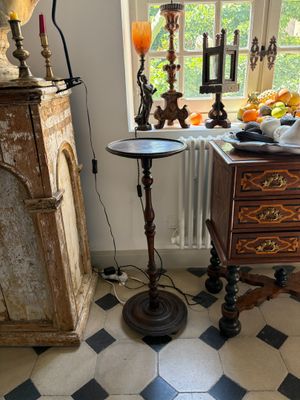 an image of a room with a table and a lamp