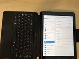 une tablette et un ordinateur portable posés côte à côte sur un bureau