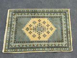 un tapis orné d'un motif bleu et jaune