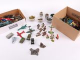 une boîte remplie de jouets et une boîte contenant d'autres jouets