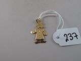 un bijou en or sur lequel est représenté un petit garçon