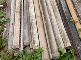 un tas de planches de bois posé par terre