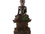 une image représentant une statue d'une personne assise sur une table