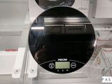 quelqu'un est en train de prendre une photo de l'intérieur d'un réfrigérateur