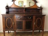 une armoire en bois surmontée d'un miroir