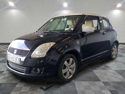 la photo d'une petite voiture noire garée dans un garage