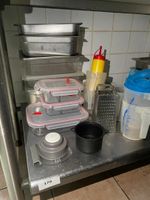 Lot comprenant des bacs gastro, verres doseur, tupperware, u…