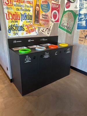 un comptoir noir sur lequel sont posés plusieurs frisbees
