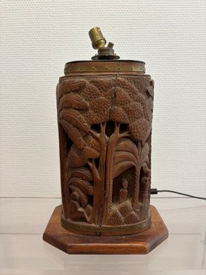Pied de lampe en bois sculpté à décor de palmiers et personn…