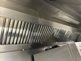 une hotte d'aspiration en métal dans une cuisine professionnelle