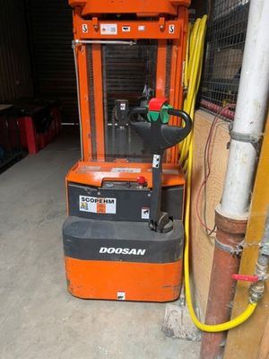 un chariot élévateur garé dans un garage