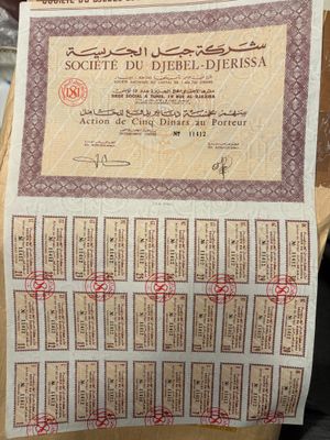 une photo d'une feuille de papier sur laquelle figure une image d'une ville