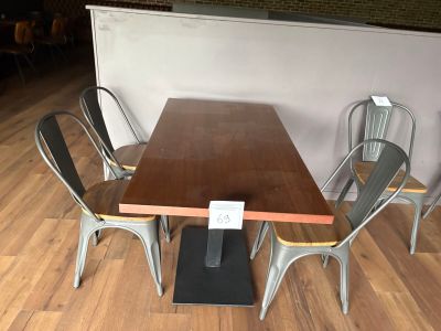 une table en bois entourée de chaises dans une pièce
