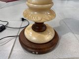 une lampe posée par terre dans la pièce
