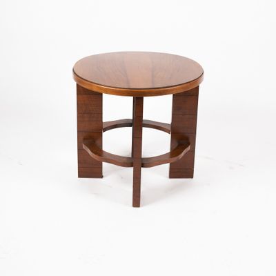 une image représentant une table ronde en bois avec un piètement en bois