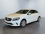 une Mercedes Classe B blanche garée dans une pièce blanche