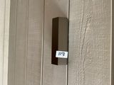 une affiche sur le mur d'un immeuble sur laquelle on peut lire « 911 »