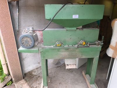 une machine verte qui se trouve dans un garage