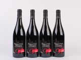 trois bouteilles de vin rouge posées sur une table blanche