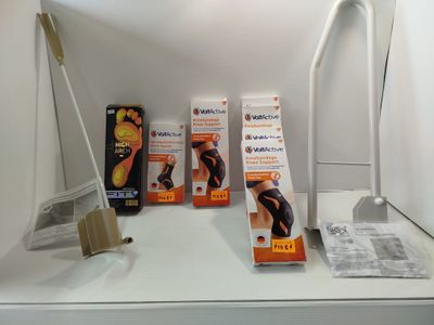 trois paquets de produits de soins pour les pieds posés sur une étagère blanche