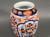 un vase orné d'un motif bleu et orange